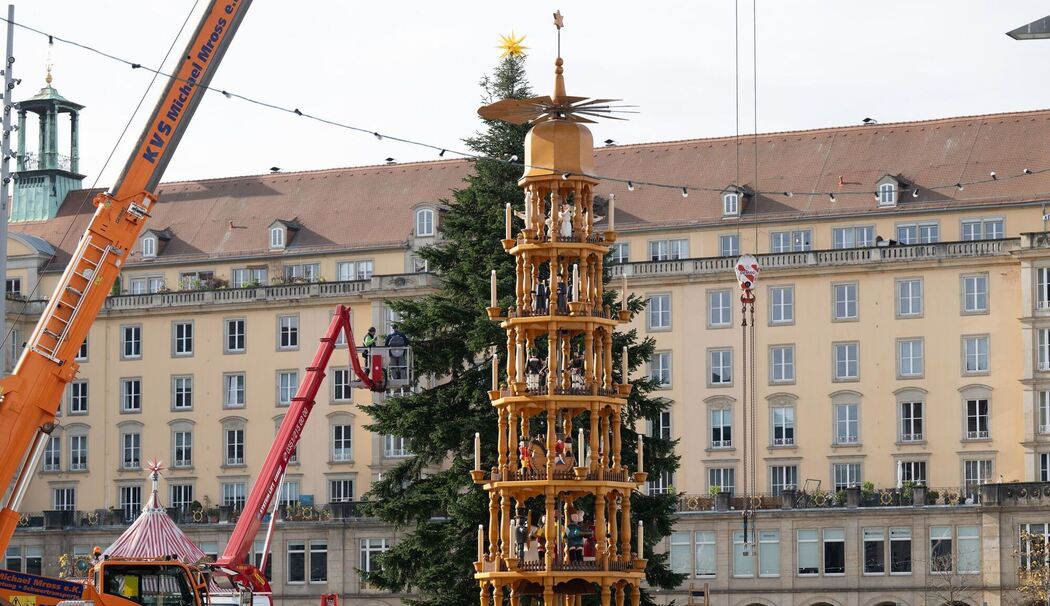 Aufbau Striezelmarkt Dresden Aufbau Striezelmarkt Dresden