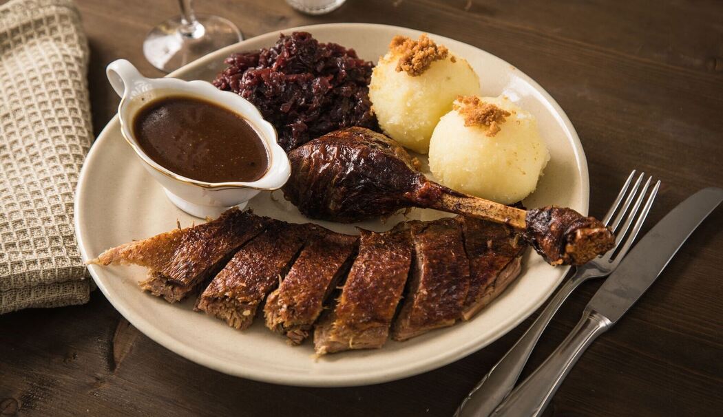 Martinsgans mit Rotkohl und Klößen Martinsgans mit Rotkohl und Klößen