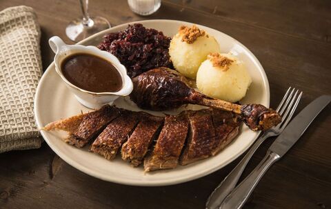 Martinsgans mit Rotkohl und Klößen