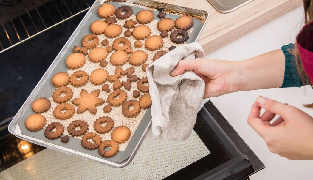 Frau backt Kekse Frau backt Kekse