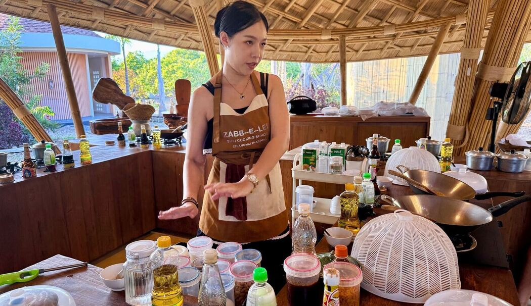 Kursleiterin Alice beim Kochkurs Kursleiterin Alice beim Kochkurs