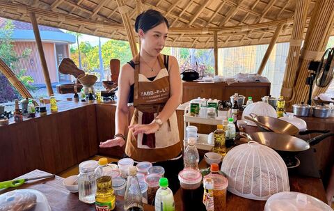 Kursleiterin Alice beim Kochkurs