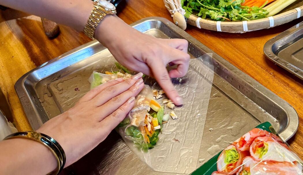 Kursleiterin Alice bereitet Frühlingsrollen zu Kursleiterin Alice bereitet Frühlingsrollen zu