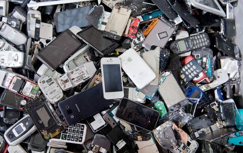 Elektroschrott in einem Container