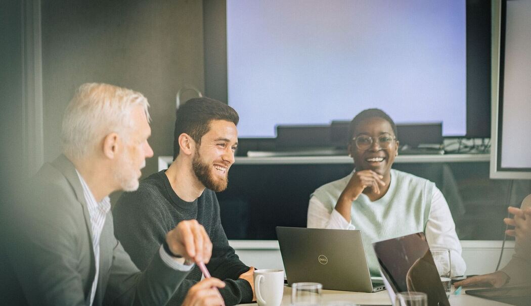 Eine Gruppe Kolleginnen und Kollegen arbeitet an Projekt Eine Gruppe Kolleginnen und Kollegen arbeitet an Projekt