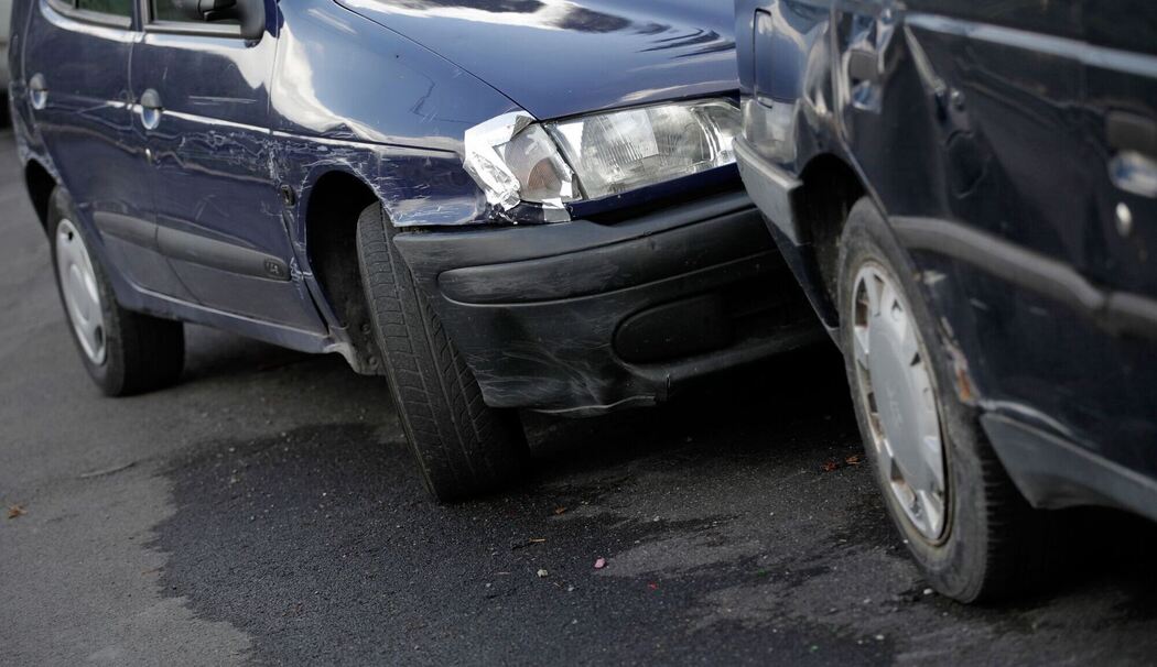 Auffahrunfall zwischen zwei Autos Auffahrunfall zwischen zwei Autos