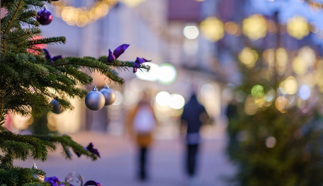 Zwei Personen spazieren in der Weihnachtszeit durch die Stadt Zwei Personen spazieren in der Weihnachtszeit durch die Stadt