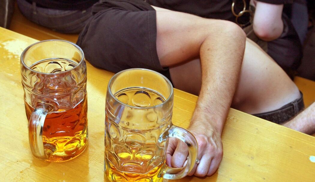 Ein Betrunkener sitz zusammengesunken in einem Bierzelt Ein Betrunkener sitz zusammengesunken in einem Bierzelt