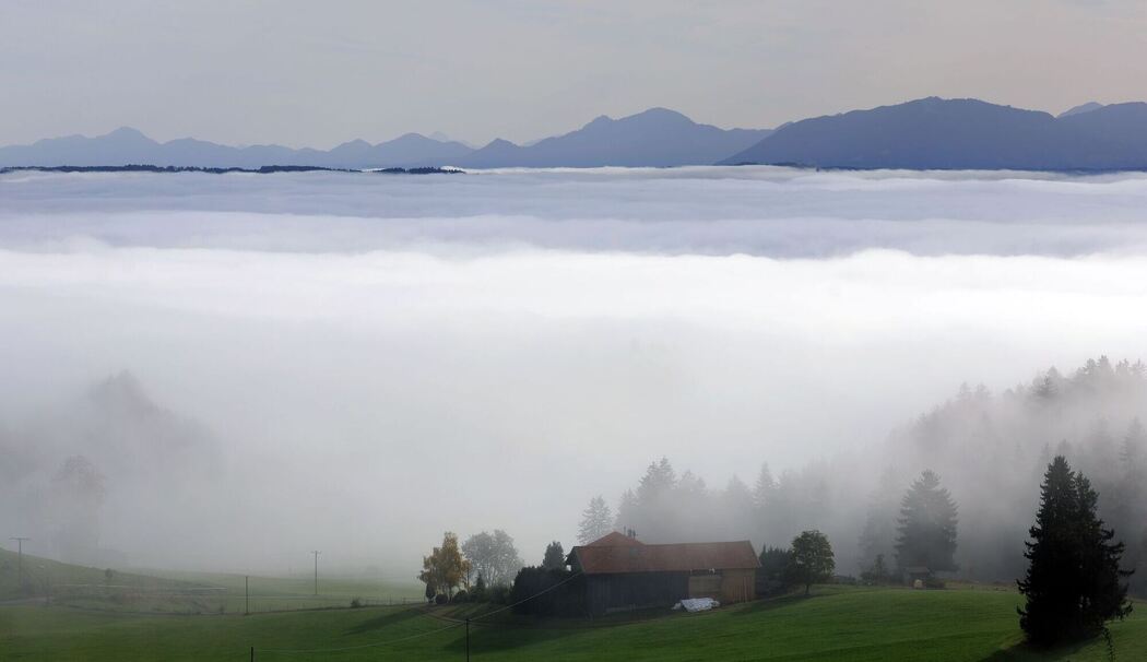 Sonne in den Bergen und Nebel im Tal - Wetter