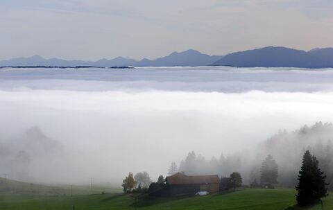 Sonne in den Bergen und Nebel im Tal - Wetter