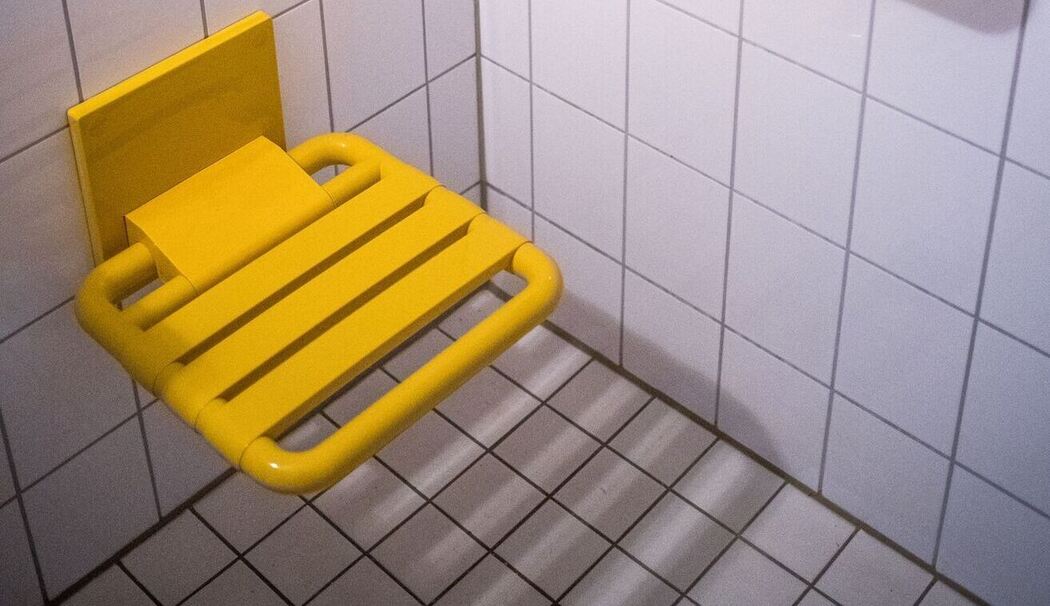 Ein Klappsitz für die Dusche Ein Klappsitz für die Dusche