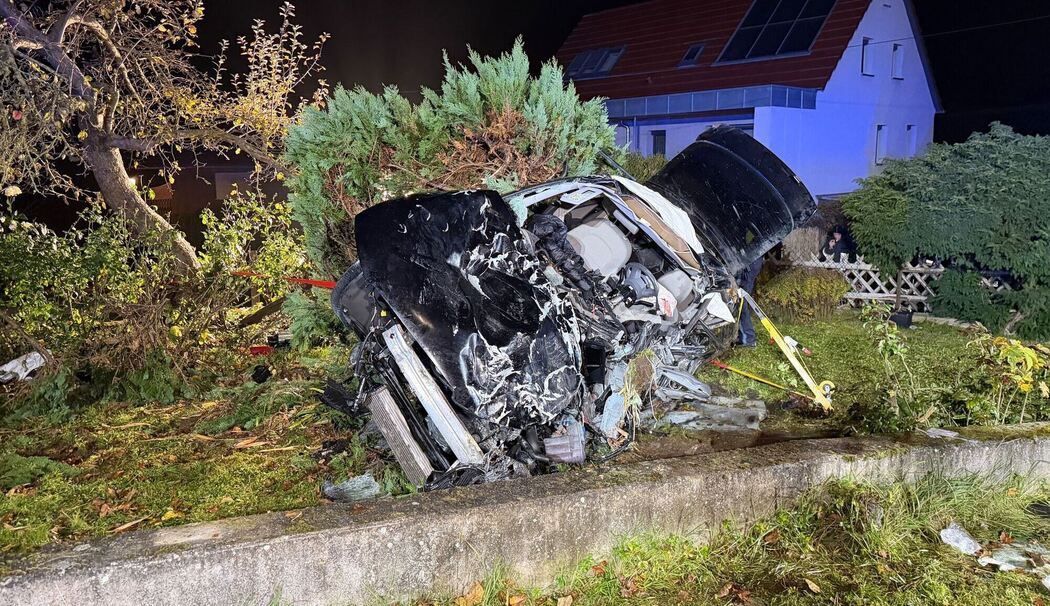 Auto überschlägt sich mehrfach