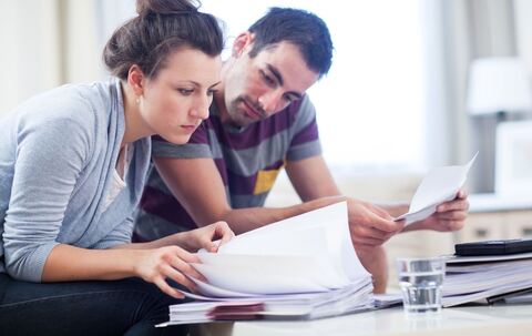 Paar prüft gemeinsam Unterlagen