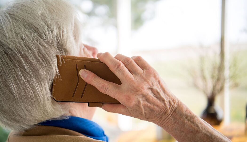 Seniorin und Telefon Seniorin und Telefon