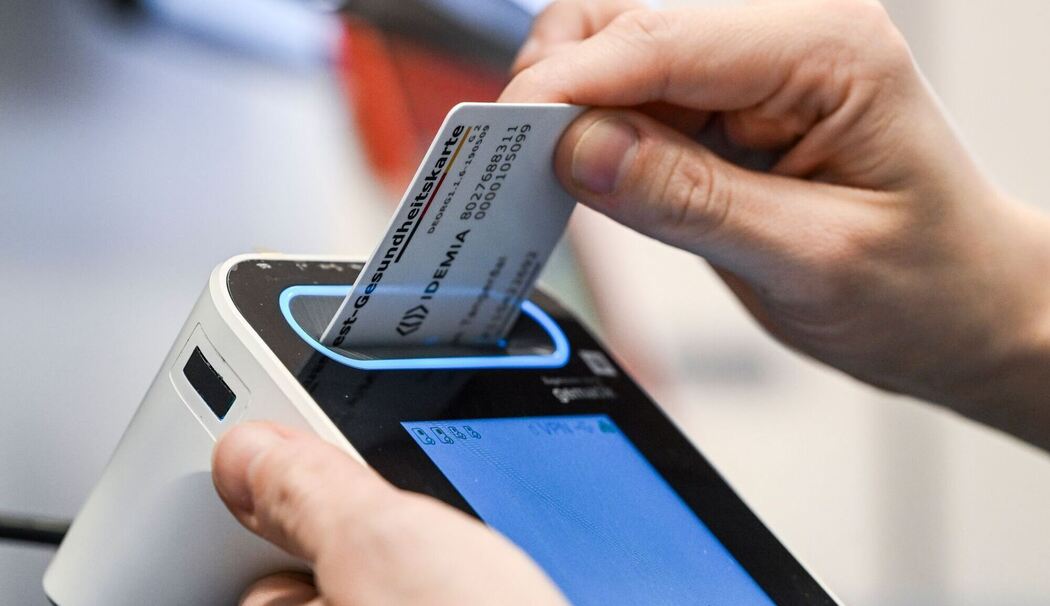 Eine Gesundheitskarte wird in ein Lesegerät geschoben Eine Gesundheitskarte wird in ein Lesegerät geschoben