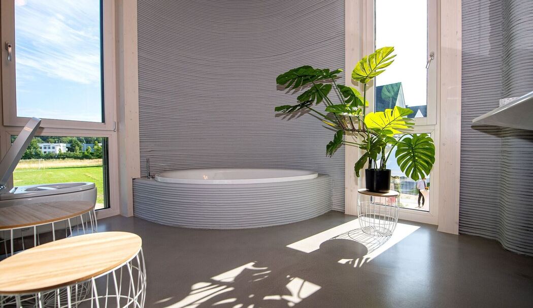 Eine Zimmerpflanze im Badezimmer