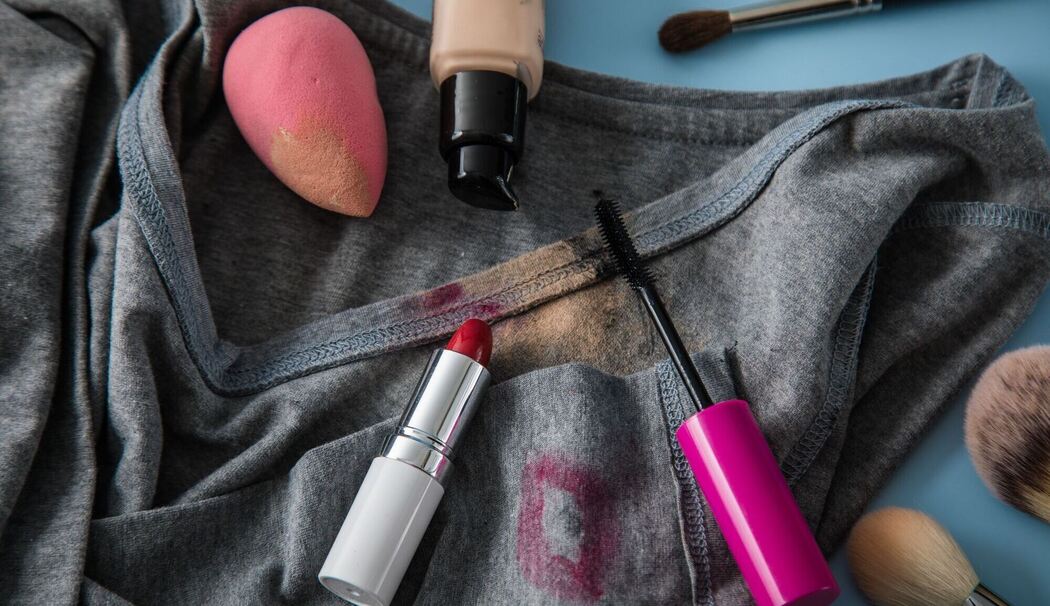 Make-up Flecken auf einem Kleidungsstück Make-up Flecken auf einem Kleidungsstück