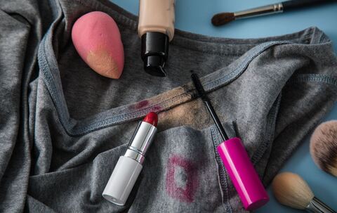 Make-up Flecken auf einem Kleidungsstück