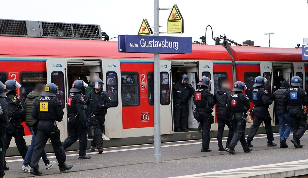 Polizei-Einsatz bei Fußballspiel Polizei-Einsatz bei Fußballspiel