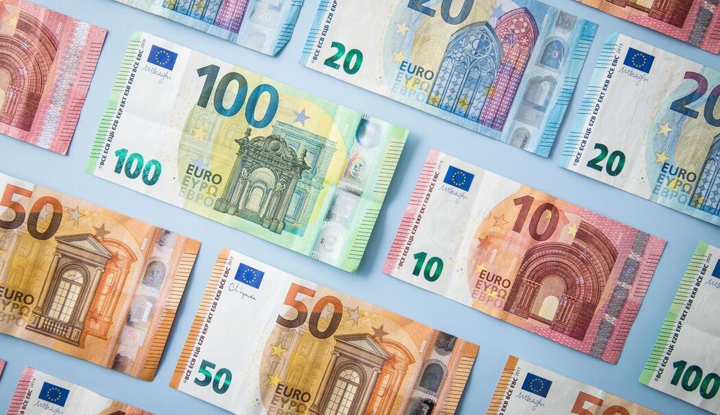 Geldscheine auf einem blauen Untergrund