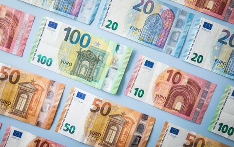 Geldscheine auf einem blauen Untergrund