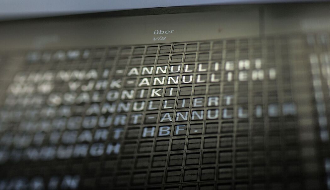 Eine Anzeigetafel weist auf ausgefallenen Flüge hin