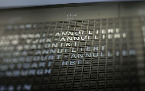 Eine Anzeigetafel weist auf ausgefallenen Flüge hin