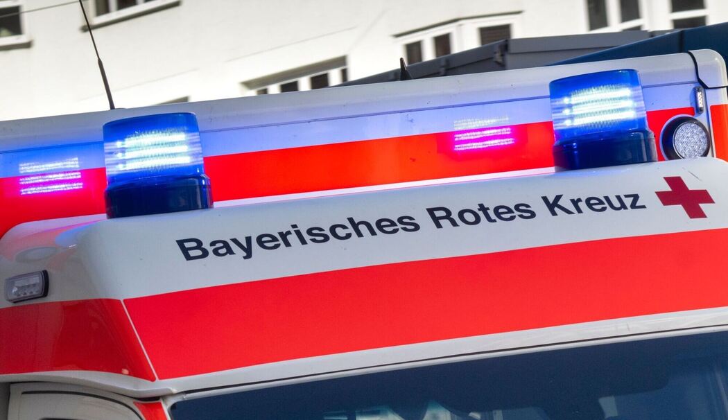 Krankenwagen mit Blaulicht Krankenwagen mit Blaulicht