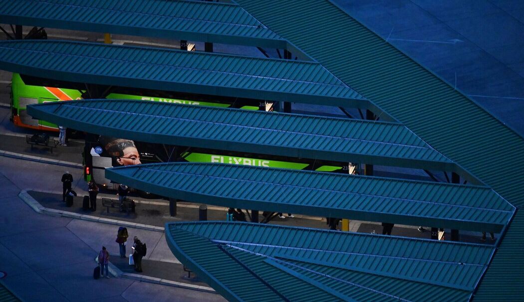 Fahrgäste und ein Bus der Firma Flixbus am ZOB Berlin Fahrgäste und ein Bus der Firma Flixbus am ZOB Berlin