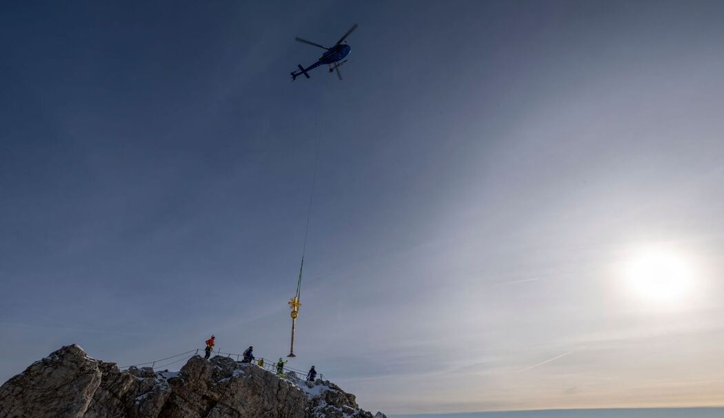 Zugspitz-Gipfelkreuz wird ins Tal geflogen und restauriert