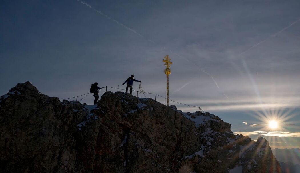 Zugspitz-Gipfelkreuz wird ins Tal geflogen und restauriert