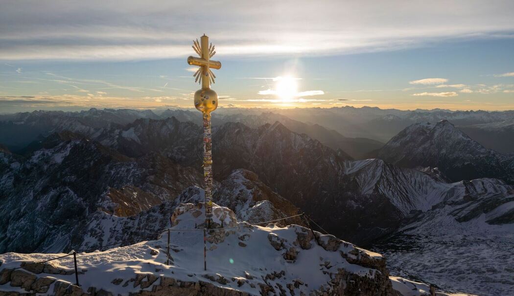 Zugspitz-Gipfelkreuz wird ins Tal geflogen und restauriert