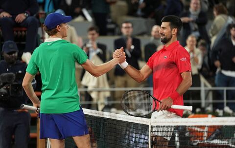 Novak Djokovic (r) und Jannik Sinner