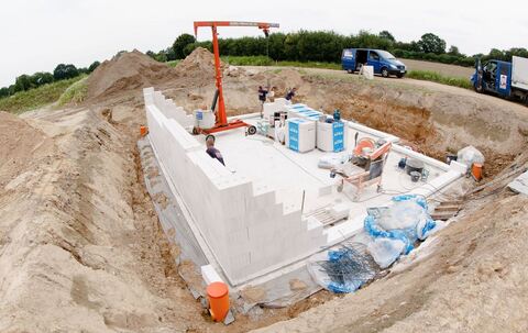 Baustelle eines Einfamilienhauses mit Keller