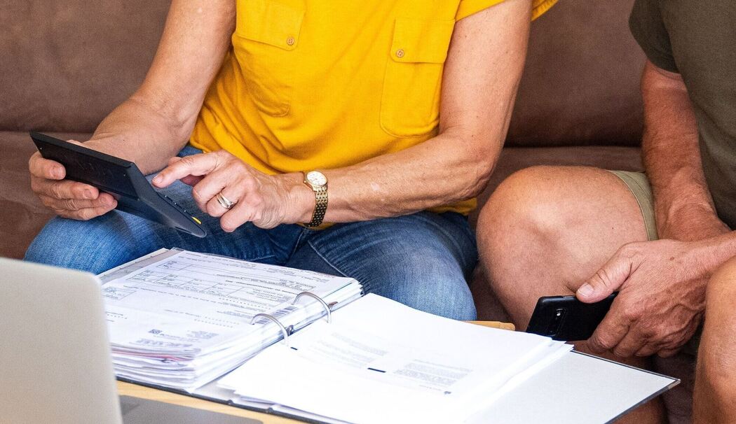 Zwei Senioren überprüfen ihre Finanzen