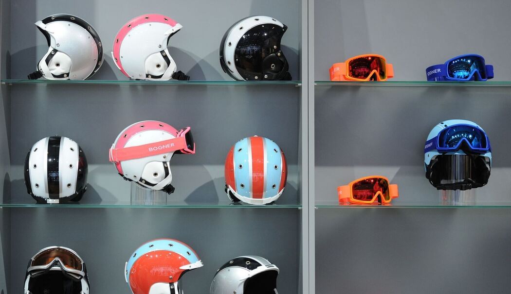 Skihelme liegen bei Sportartikelmesse ispo in einem Regal Skihelme liegen bei Sportartikelmesse ispo in einem Regal