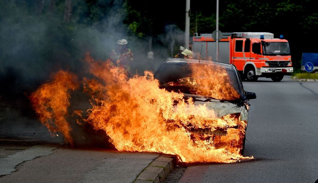 Ein Auto brennt in Flensburg Ein Auto brennt in Flensburg