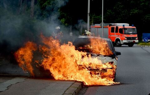 Ein Auto brennt in Flensburg