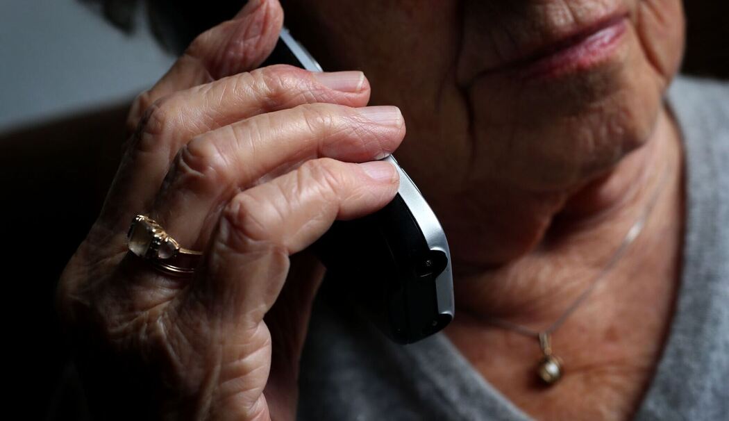 Ältere Frau telefoniert Ältere Frau telefoniert