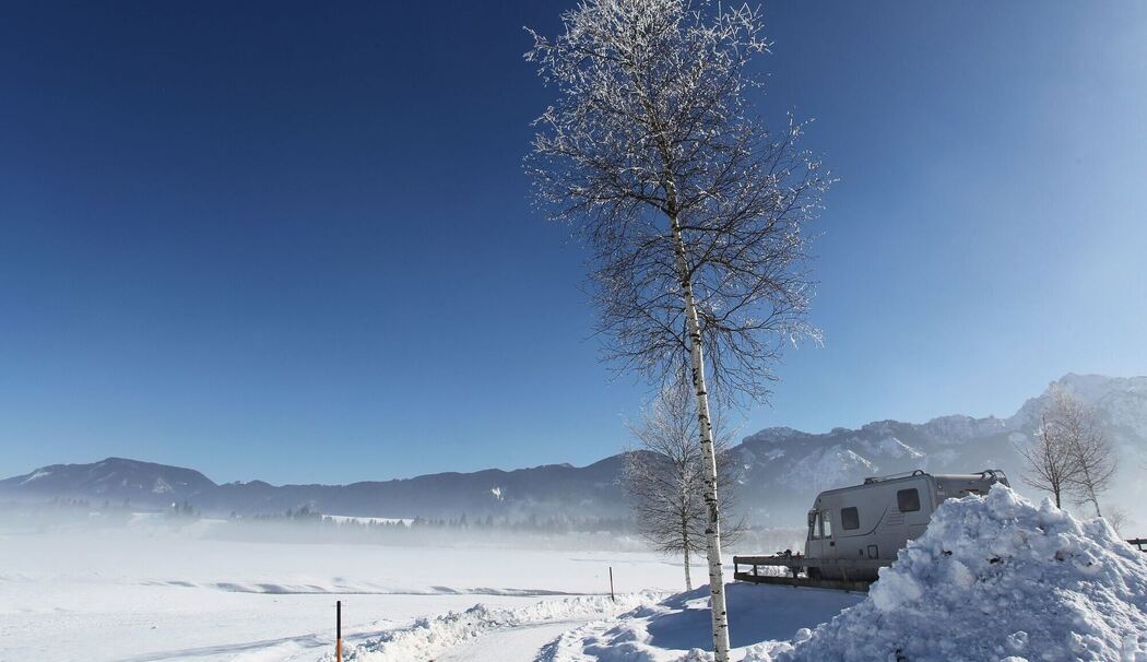 Wintercamper mit Wohnmobil auf einem Campingplatz Wintercamper mit Wohnmobil auf einem Campingplatz