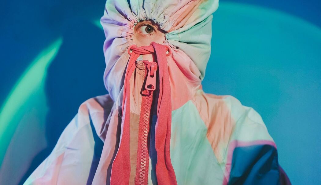 Frau versteckt ihr Gesicht in einem Hoodie Frau versteckt ihr Gesicht in einem Hoodie