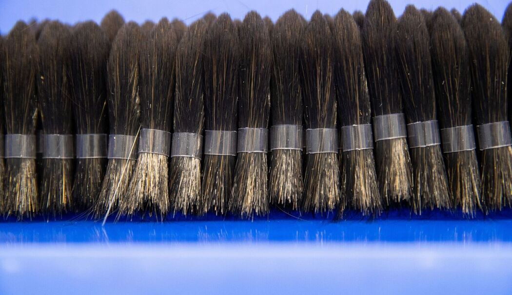 Pinselköpfe aus Kunsthaar stehen in Werkstatt eines Herstellers Pinselköpfe aus Kunsthaar stehen in Werkstatt eines Herstellers