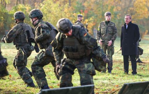 Verteidigungsminister besucht Heimatschutzregiment 2