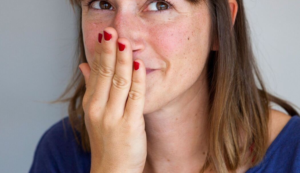 Frau wird rot im Gesicht Frau wird rot im Gesicht