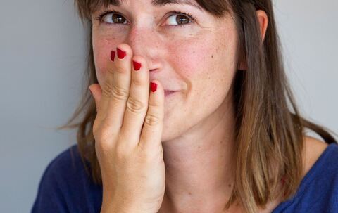 Frau wird rot im Gesicht