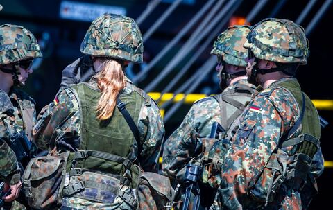 Soldaten sichern die Verladung von Leopard-2-Kampfpanzern 