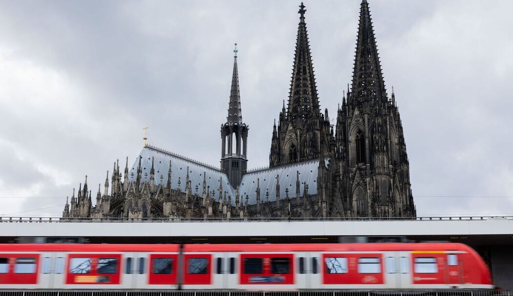 Regionalbahn fährt vor dem Kölner Dom in den Hauptbahnhof ein Regionalbahn fährt vor dem Kölner Dom in den Hauptbahnhof ein
