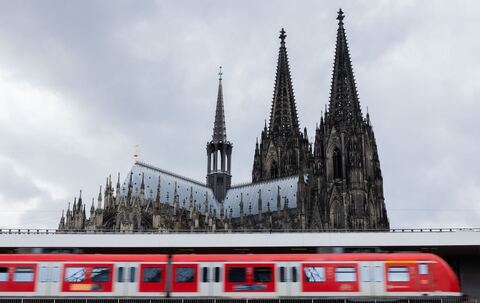 Regionalbahn fährt vor dem Kölner Dom in den Hauptbahnhof ein