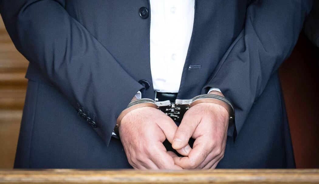 Angeklagter mit Handschellen Angeklagter mit Handschellen