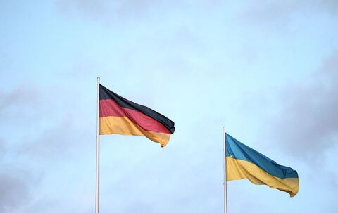 Deutsche und ukrainische Flagge